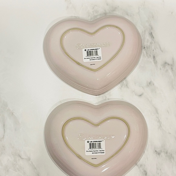 Le Creuset Heart Curved Dish Set of 2 - Picture 4 of 5